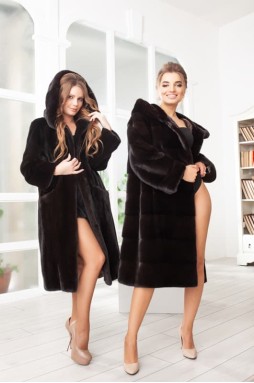 Шуба из меха аукционной норки с капюшоном