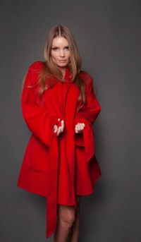 Ярко-красное кашемировое пальто