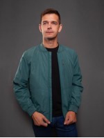 Демисезонные мужские ветровки: стиль и комфорт