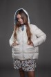 Пуховик молочного цвета с капюшоном
